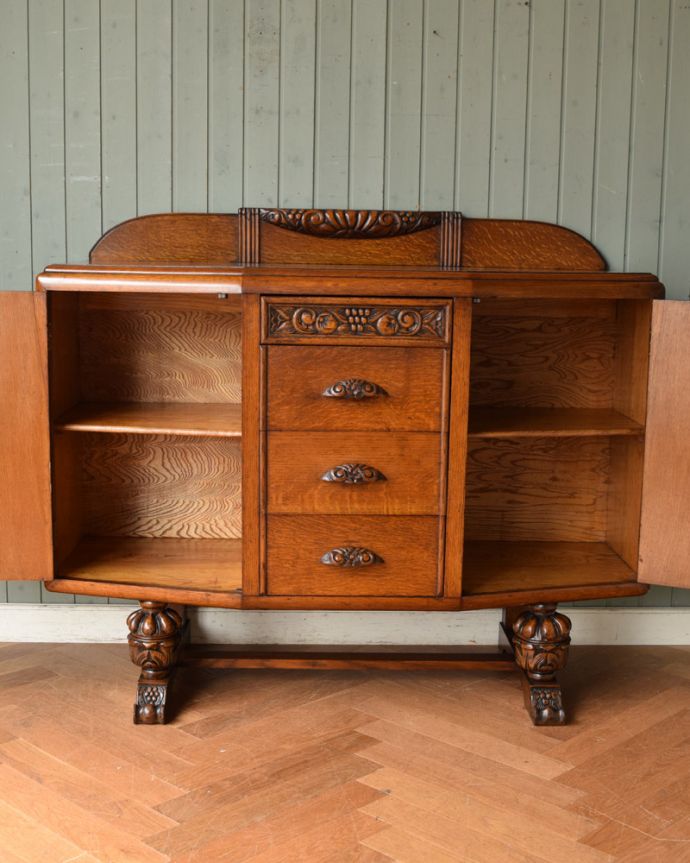 サイドボード　アンティーク家具　重厚感たっぷりのアンティークの英国家具、リビングで使えるサイドボード。扉の奥にはたっぷりの収納。(j-2075-f)