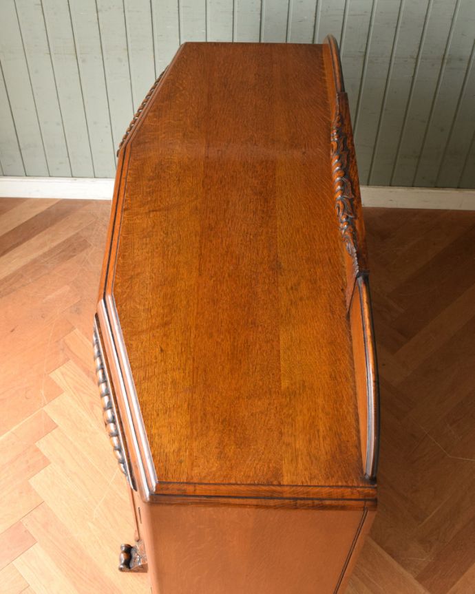 サイドボード　アンティーク家具　重厚感たっぷりのアンティークの英国家具、リビングで使えるサイドボード。上から見てるとこんな感じです。(j-2075-f)