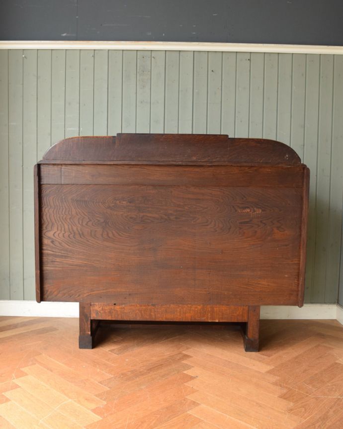 サイドボード　アンティーク家具　重厚感たっぷりのアンティークの英国家具、リビングで使えるサイドボード。さらに後ろ姿もチェックアンティークは新品ではないので、もちろん経年変化によるキズはありますが、専門の職人がキレイに修復しました。(j-2075-f)