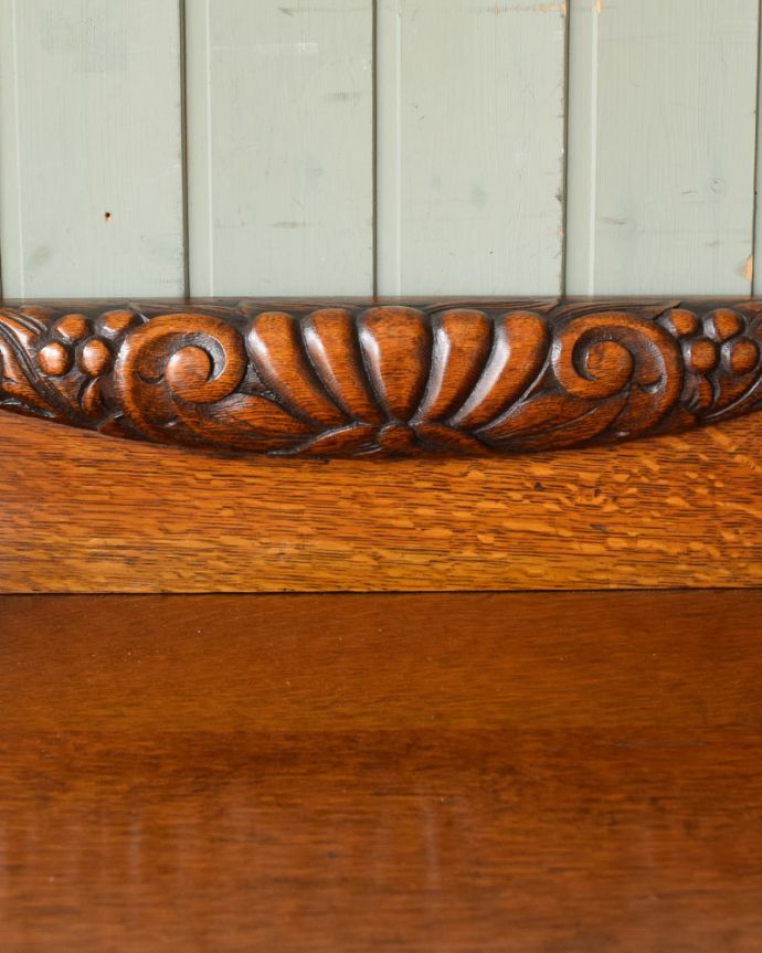 サイドボード　アンティーク家具　重厚感たっぷりのアンティークの英国家具、リビングで使えるサイドボード。至る所に繊細な彫いろんな彫のデザインがありますが、個人的に美しいと思える女性らしく優雅なデザインを選んできました。(j-2075-f)