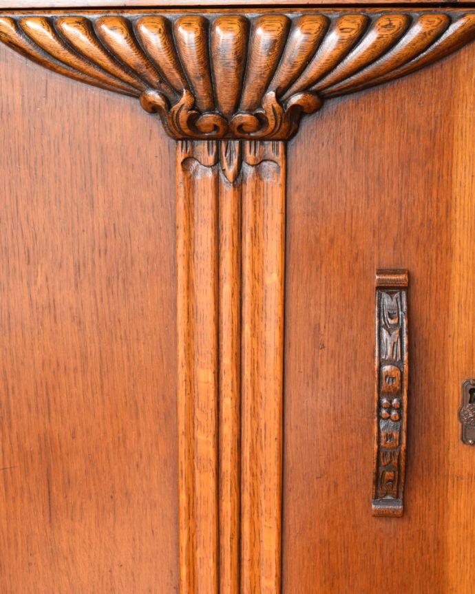 サイドボード　アンティーク家具　重厚感たっぷりのアンティークの英国家具、リビングで使えるサイドボード。惚れ惚れするような美しさとっても堅い無垢材に一体どうやって彫っていったんでしょう？アンティークらしく細かい彫りを眺めているだけでうっとりしてしまいます。(j-2075-f)