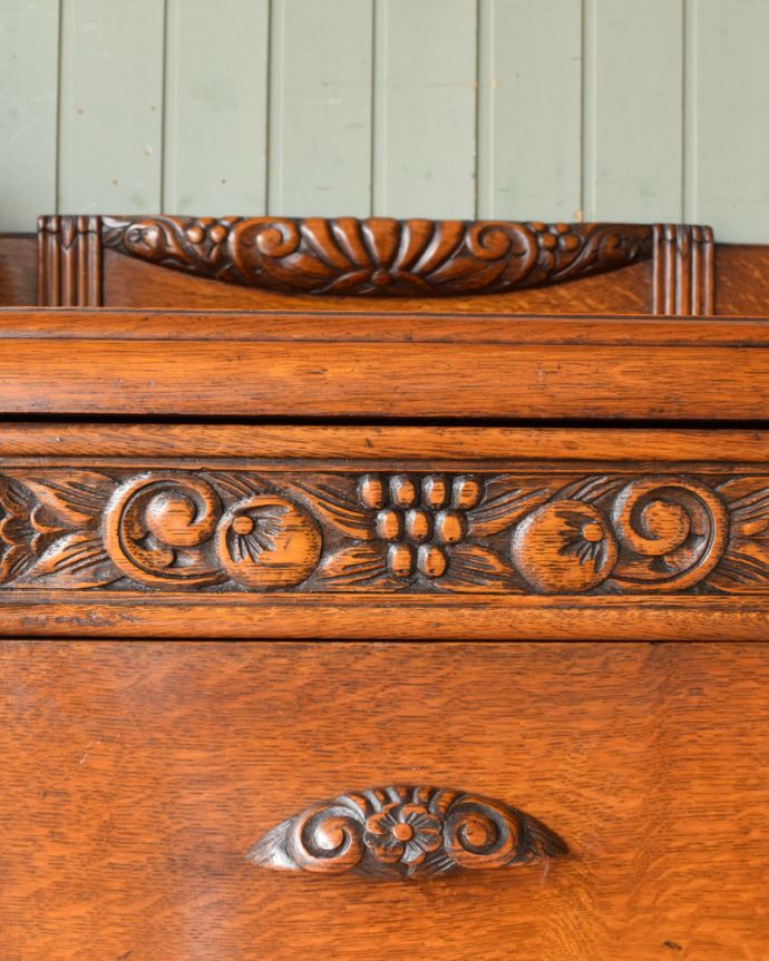 サイドボード　アンティーク家具　重厚感たっぷりのアンティークの英国家具、リビングで使えるサイドボード。すみずみにまで装飾が施されています。(j-2075-f)
