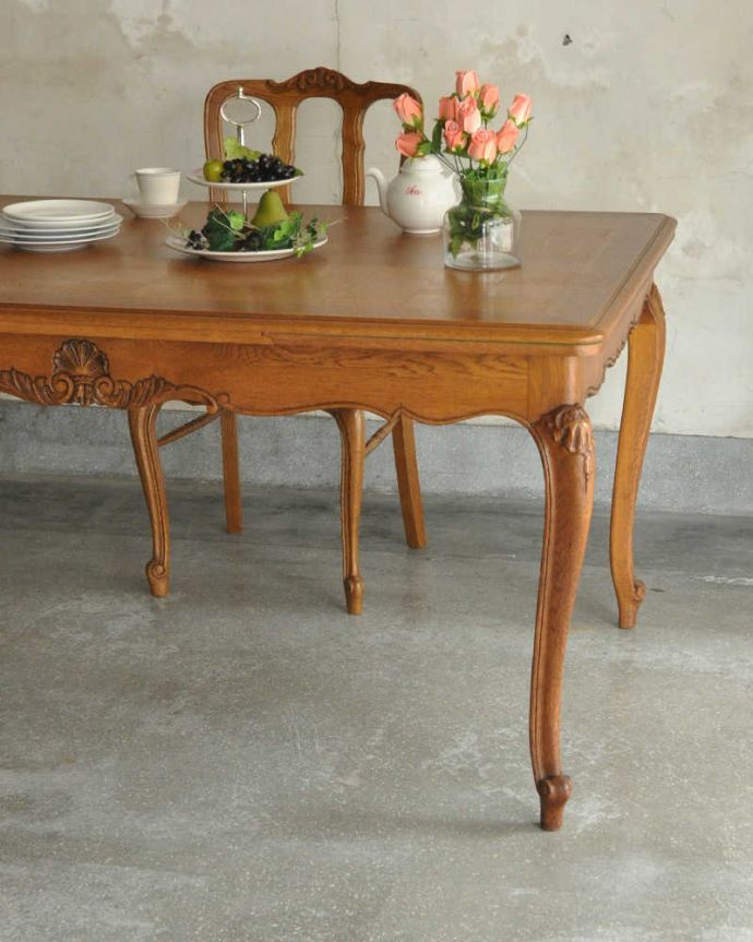 アンティークのテーブル　アンティーク家具　フランスの美しいアンティーク家具、伸張式ダイニングテーブル（ドローリーフテーブル）。やっぱり脚の美しさが自慢なんです！一番最初に目に飛び込んでくるフレンチカブリオレレッグ。(j-2076-f)