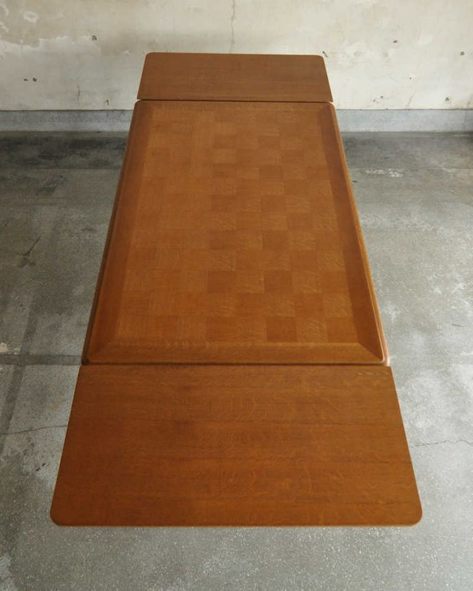 アンティークのテーブル　アンティーク家具　フランスの美しいアンティーク家具、伸張式ダイニングテーブル（ドローリーフテーブル）。上から見ると、天板には美しすぎる木の模様広げた状態で天板を見てみるとこんな感じ。(j-2076-f)