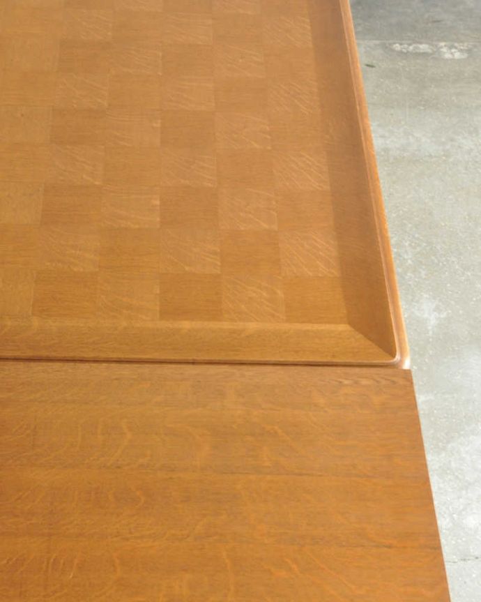 アンティークのテーブル　アンティーク家具　フランスの美しいアンティーク家具、伸張式ダイニングテーブル（ドローリーフテーブル）。近づいて見てみると、天板はこんな感じです。(j-2076-f)