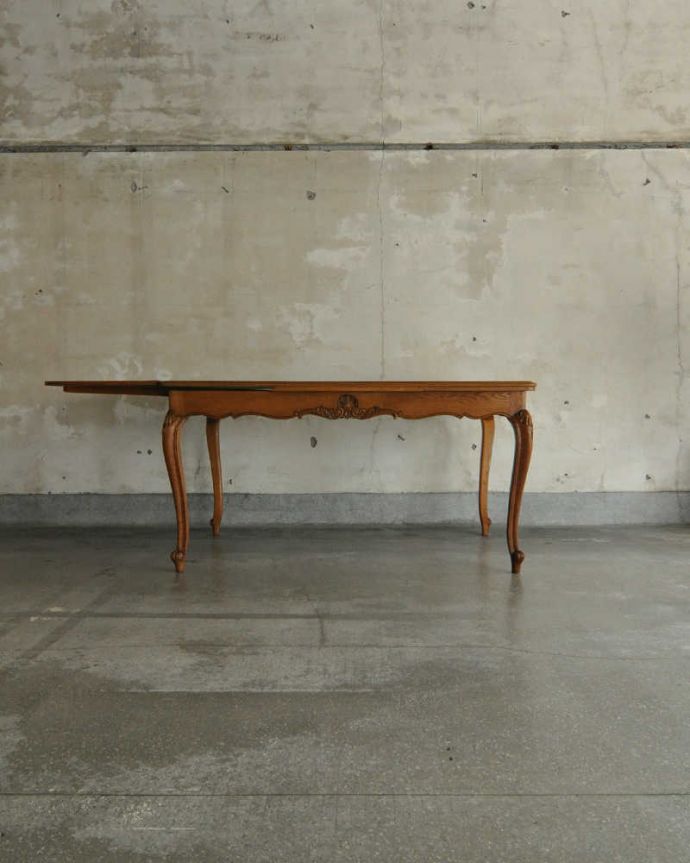 アンティークのテーブル　アンティーク家具　フランスの美しいアンティーク家具、伸張式ダイニングテーブル（ドローリーフテーブル）。片方だけ開いても･･･人数に合わせて、3タイプで大きさを選べるので、片方だけ開くと、こんな感じです。(j-2076-f)