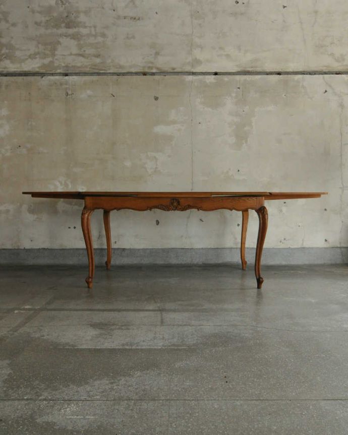 アンティークのテーブル　アンティーク家具　フランスの美しいアンティーク家具、伸張式ダイニングテーブル（ドローリーフテーブル）。両方開くとかなり大きなサイズ！フランスサイズなので、両方開くとかなり大きなダイニング。(j-2076-f)