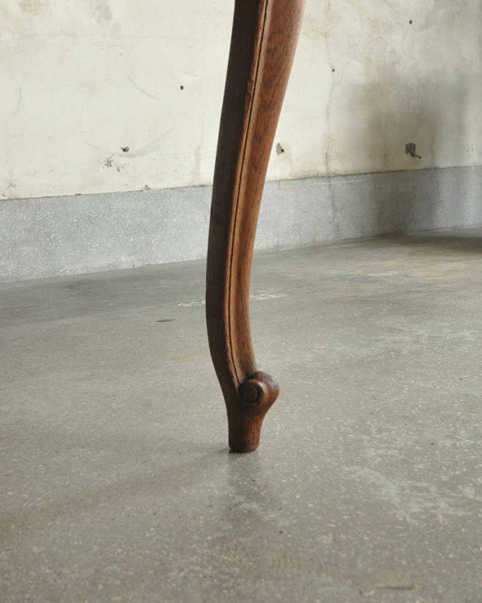 アンティークのテーブル　アンティーク家具　フランスの美しいアンティーク家具、伸張式ダイニングテーブル（ドローリーフテーブル）。持ち上げなくても移動できます！Handleのアンティークは、脚の裏にフェルトキーパーをお付けしていますので、持ち上げなくても床を滑らせて移動させることが出来ます。(j-2076-f)