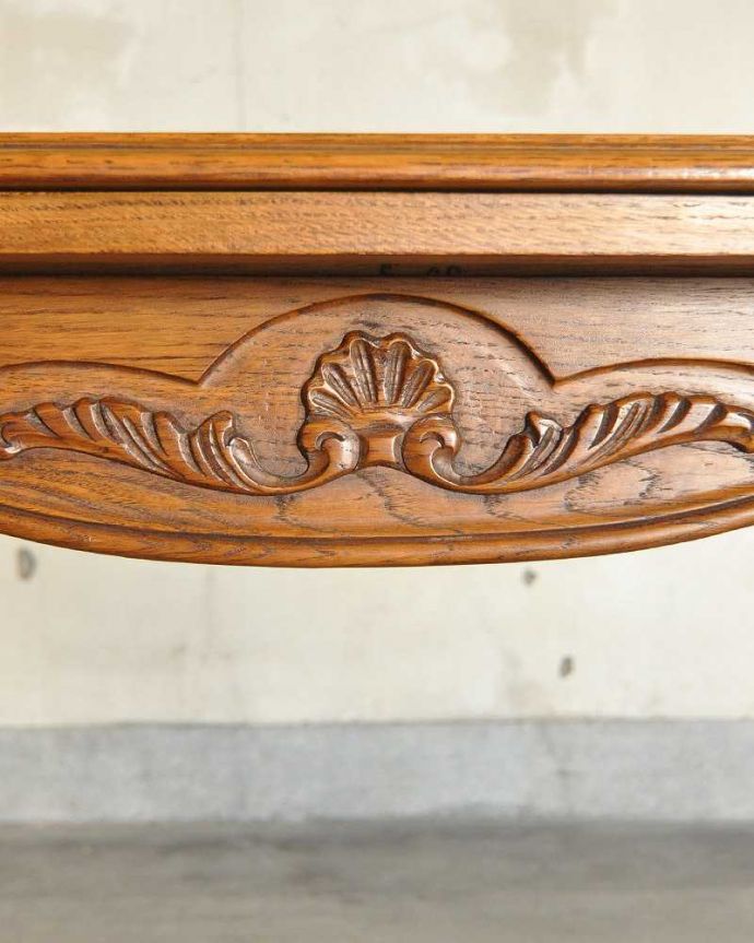 アンティークのテーブル　アンティーク家具　フランス輸入のアンティーク家具、天板が美しいドローリーフテーブル（伸張式ダイニングテーブル）。フランスらしい彫りフランスらしさの象徴とも言える、優雅な彫りの装飾。(j-2077-f)