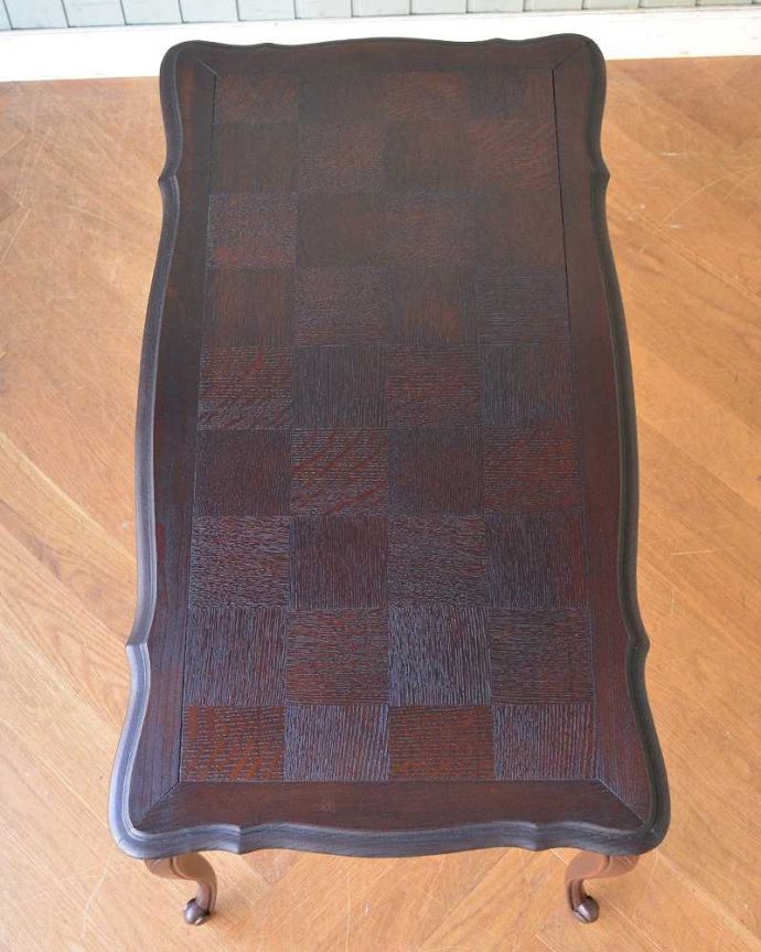 アンティークのテーブル　アンティーク家具　 シックな市松模様がキレイなコーヒーテーブル、フランスのアンティーク家具。美しすぎる天板の模様木の模様を組み合わせる事で描き出すパーケットの幾何学模様のデザイン。(j-2078-f)