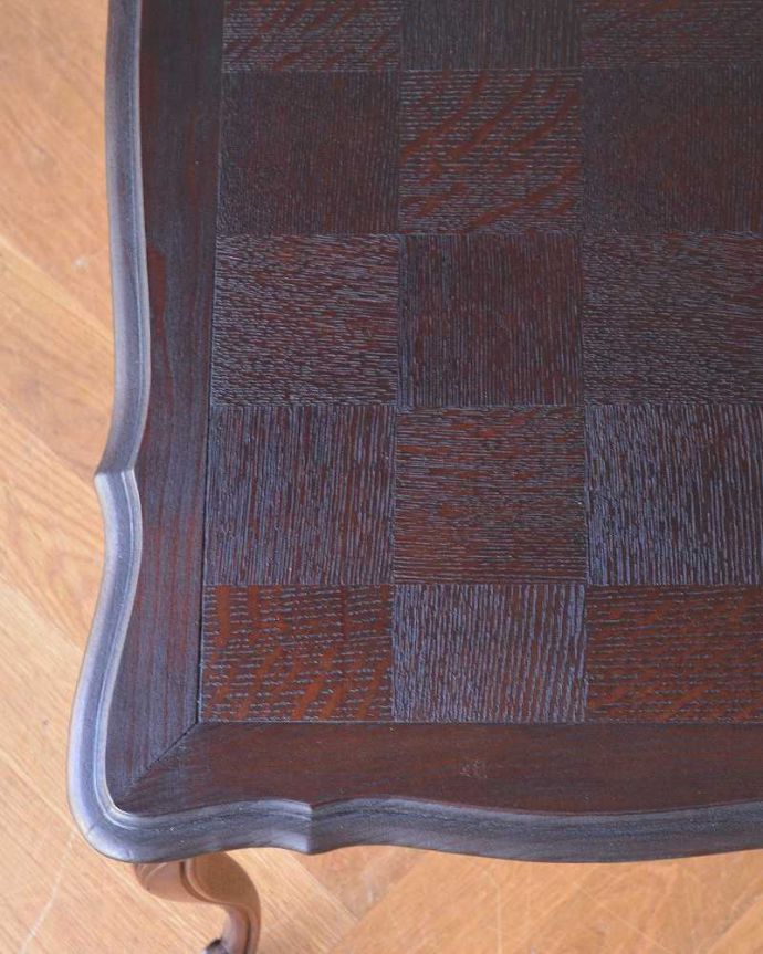 アンティークのテーブル　アンティーク家具　 シックな市松模様がキレイなコーヒーテーブル、フランスのアンティーク家具。近づいてみるとこんな感じです。(j-2078-f)