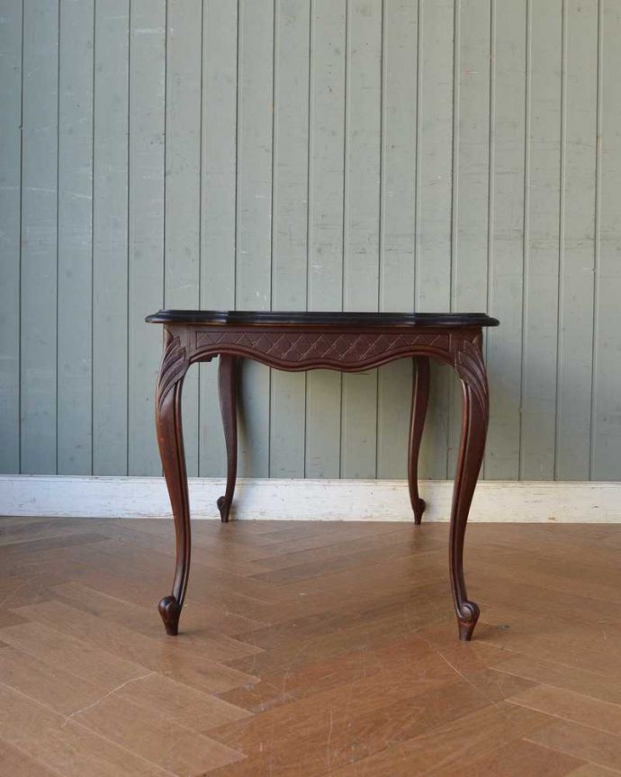 アンティークのテーブル　アンティーク家具　 シックな市松模様がキレイなコーヒーテーブル、フランスのアンティーク家具。横から見てもステキ横から見るとこんな感じ。(j-2078-f)