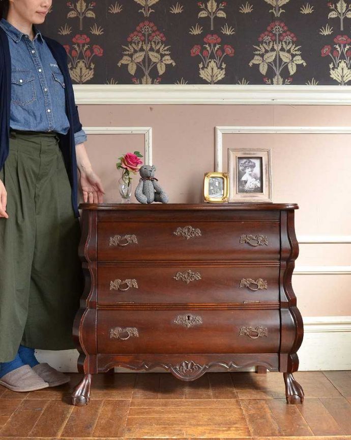 アンティークのチェスト アンティーク家具 ウォルナット材のチェスト(コモード)、高級感溢れるアンティーク家具。美しい曲線美がフランスらしいんです。(j-2080-f)