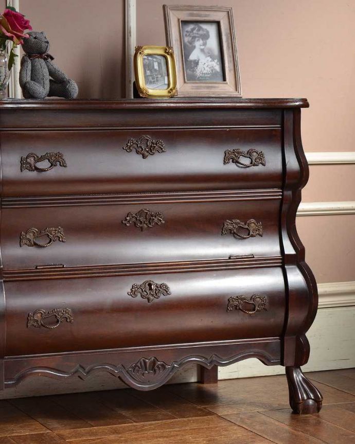 アンティークのチェスト アンティーク家具 ウォルナット材のチェスト(コモード)、高級感溢れるアンティーク家具。「見せる収納」だから、置く場所を選びません!チェストと言ってもデザインがステキだから、収納だけじゃなくて見ても楽しめる具なんです。(j-2080-f)