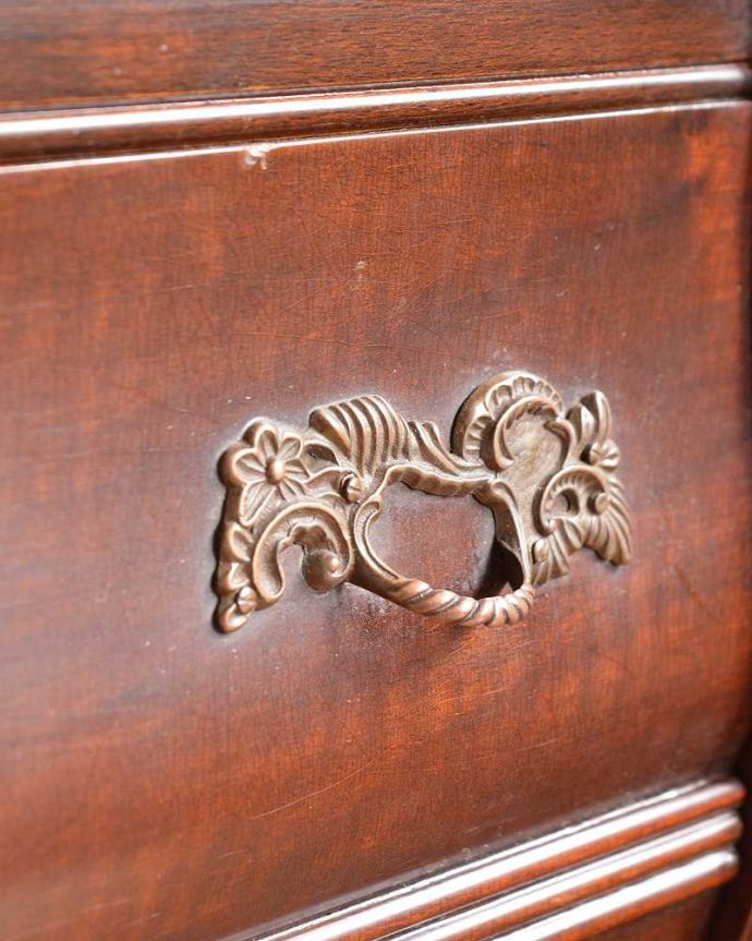 アンティークのチェスト アンティーク家具 ウォルナット材のチェスト(コモード)、高級感溢れるアンティーク家具。開ける度にワクワクする取っ手フランスらしい優雅なデザインは取っ手にも。(j-2080-f)