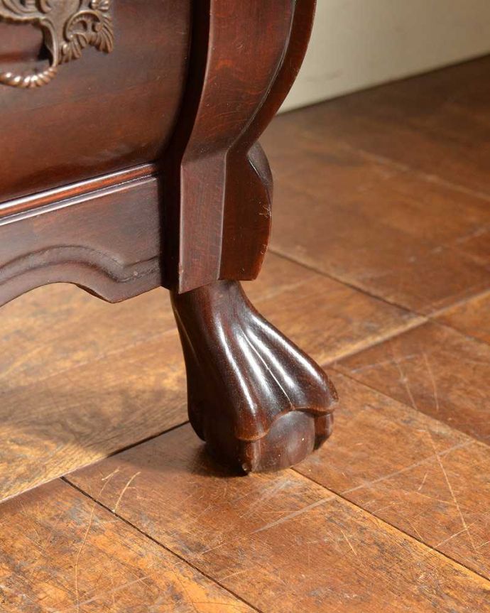 アンティークのチェスト アンティーク家具 ウォルナット材のチェスト(コモード)、高級感溢れるアンティーク家具。女性1人でラクラク運べちゃう仕掛けHandleのアンティークは、脚の裏にフェルトキーパーをお付けしています。(j-2080-f)