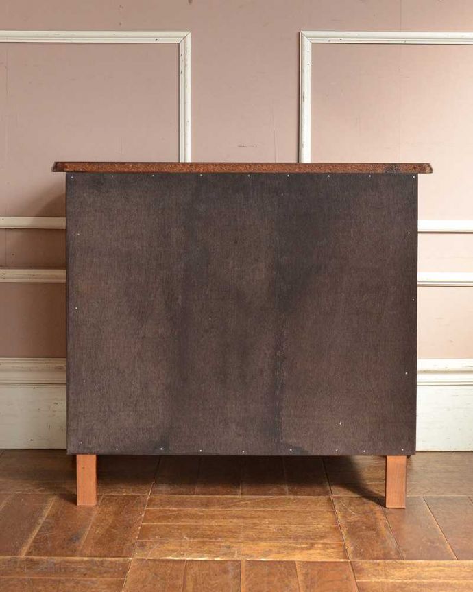 アンティークのチェスト アンティーク家具 ウォルナット材のチェスト(コモード)、高級感溢れるアンティーク家具。修復したので後姿もキレイですアンティークは新品ではないので、もちろん経年変化によるキズはありますが、専門の職人がキレイに修復したので、後ろ姿もキレイです。(j-2080-f)