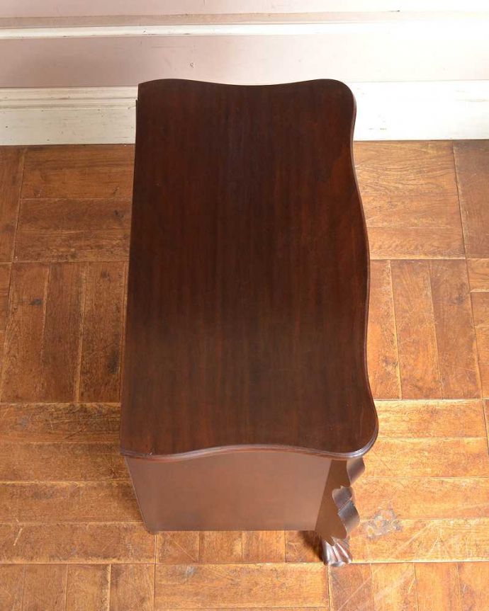 アンティークのチェスト アンティーク家具 ウォルナット材のチェスト(コモード)、高級感溢れるアンティーク家具。何を置こうかな・・・?上から見ると、天板はこんな感じで塗装もキレイに仕上げました。(j-2080-f)