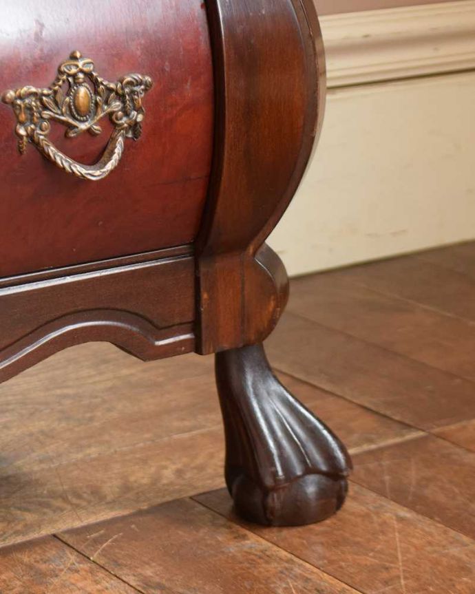 アンティークのチェスト アンティーク家具 アンティークの素敵なフレンチ家具、美しいウォルナット材のチェスト。女性1人でラクラク運べちゃう仕掛けHandleのアンティークは、脚の裏にフェルトキーパーをお付けしています。(j-2085-f)