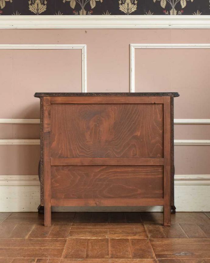 アンティークのチェスト アンティーク家具 アンティークの素敵なフレンチ家具、美しいウォルナット材のチェスト。修復したので後姿もキレイですアンティークは新品ではないので、もちろん経年変化によるキズはありますが、専門の職人がキレイに修復したので、後ろ姿もキレイです。(j-2085-f)