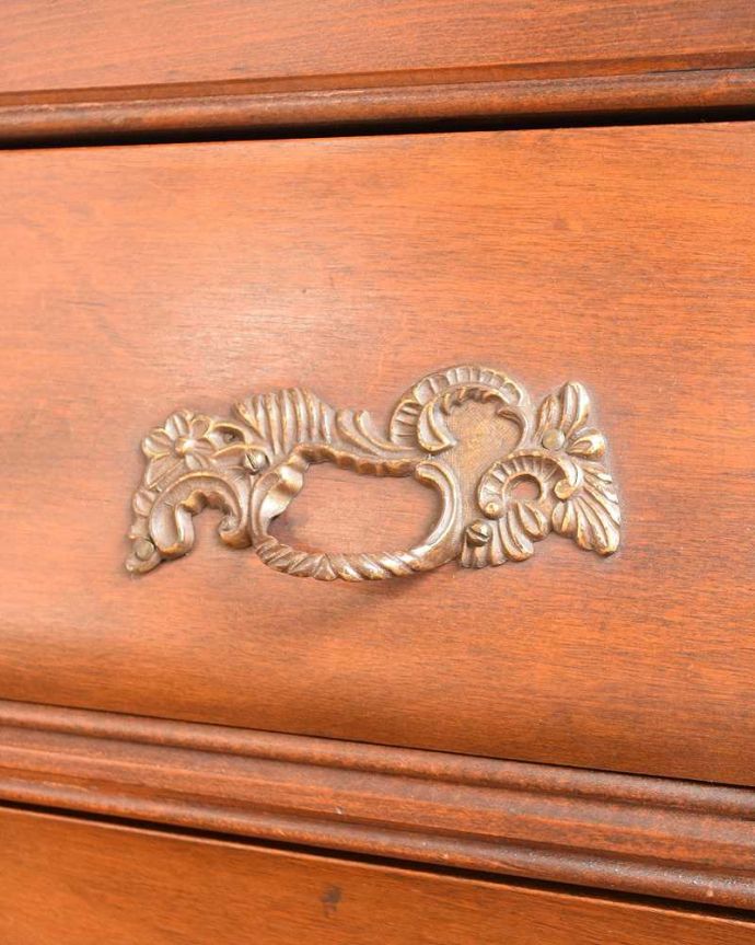 アンティークのチェスト アンティーク家具 ツヤツヤの木目が美しいアンティーク家具、フランスらしい曲線が魅力のチェスト(コモード)。開ける度にワクワクする取っ手フランスらしい優雅なデザインは取っ手にも。(j-2086-f)