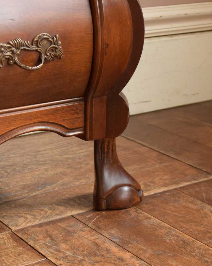 アンティークのチェスト アンティーク家具 ツヤツヤの木目が美しいアンティーク家具、フランスらしい曲線が魅力のチェスト(コモード)。女性1人でラクラク運べちゃう仕掛けHandleのアンティークは、脚の裏にフェルトキーパーをお付けしています。(j-2086-f)