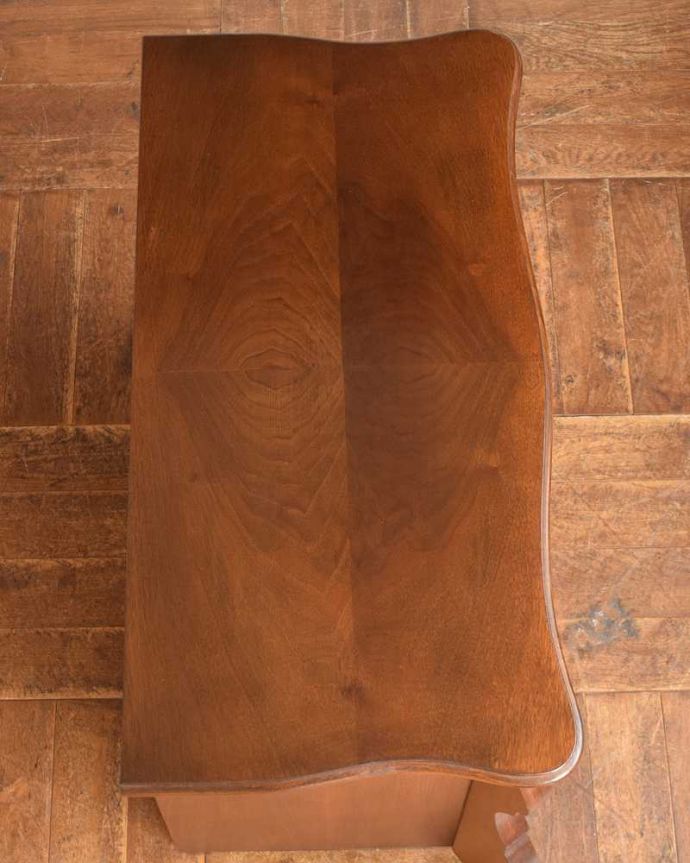 アンティークのチェスト アンティーク家具 ツヤツヤの木目が美しいアンティーク家具、フランスらしい曲線が魅力のチェスト(コモード)。何を置こうかな・・・?上から見ると、天板はこんな感じで塗装もキレイに仕上げました。(j-2086-f)