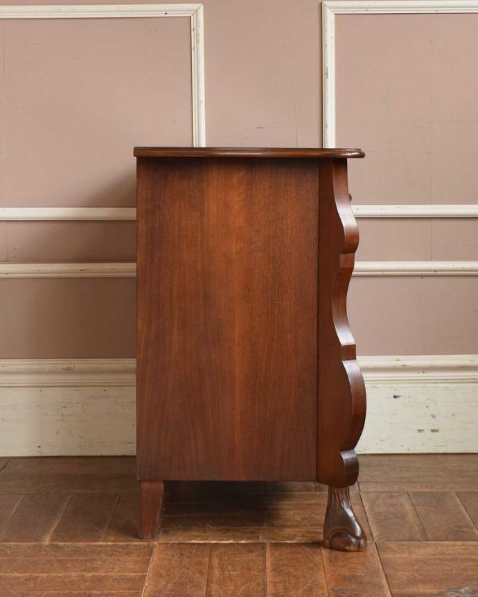 アンティークのチェスト アンティーク家具 ツヤツヤの木目が美しいアンティーク家具、フランスらしい曲線が魅力のチェスト(コモード)。横から見てもステキ横から見るとこんな感じ。(j-2086-f)