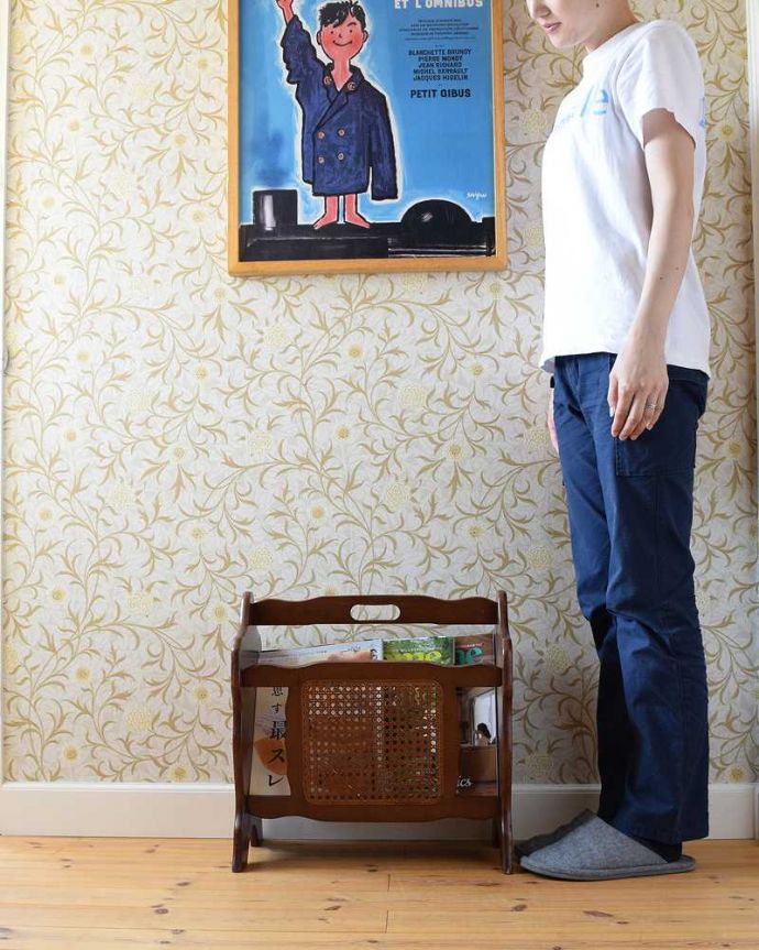 マガジンラック アンティーク家具 綺麗な編み目がポイント、どこでも使えるお洒落なアンティークマガジンラック。使いやすさNo.1!便利なアンティークどこのお家でも使っているマガジンラックも、アンティークだったらデザインが素敵だから、なんだかオシャレに使えます。(j-2087-f)