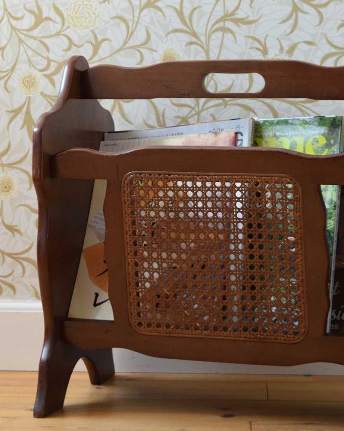 マガジンラック アンティーク家具 綺麗な編み目がポイント、どこでも使えるお洒落なアンティークマガジンラック。ちょっと置いておきたい…をキレイに収納新聞や雑誌など、ついついテーブルの上に置いてしまって雑多に見えるものが、コレさえあればキレイに収納出来てお部屋もスッキリ見えるんです。(j-2087-f)
