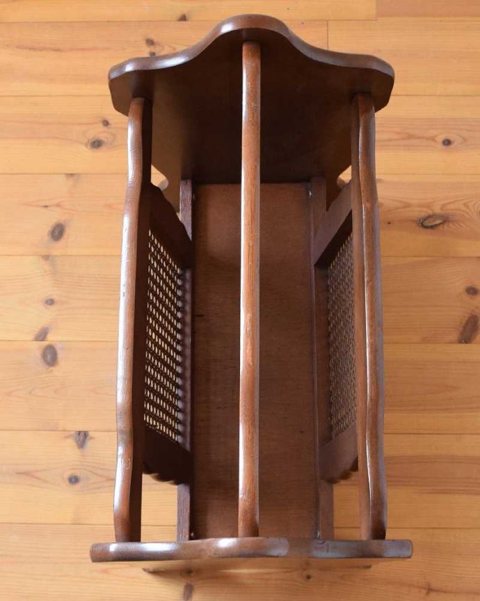 マガジンラック アンティーク家具 綺麗な編み目がポイント、どこでも使えるお洒落なアンティークマガジンラック。雑誌を入れる部分もキレイに修復しましたアンティークは新品ではないので経年変化によるキズはありますが、専門の職人がキレイにお直ししました。(j-2087-f)