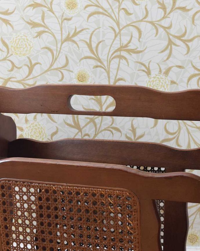 マガジンラック アンティーク家具 綺麗な編み目がポイント、どこでも使えるお洒落なアンティークマガジンラック。片手でラクラク運べますデザインの一部になっている持ち手を持って運べば持ち運びもラクラク!。(j-2087-f)