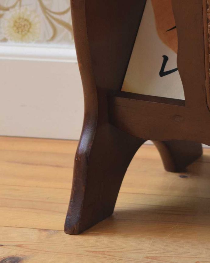 マガジンラック アンティーク家具 綺麗な編み目がポイント、どこでも使えるお洒落なアンティークマガジンラック。持ち上げなくても移動ラクラクHandleのアンティーク家具の足の裏にはフェルトキーパーをお付けしています。(j-2087-f)