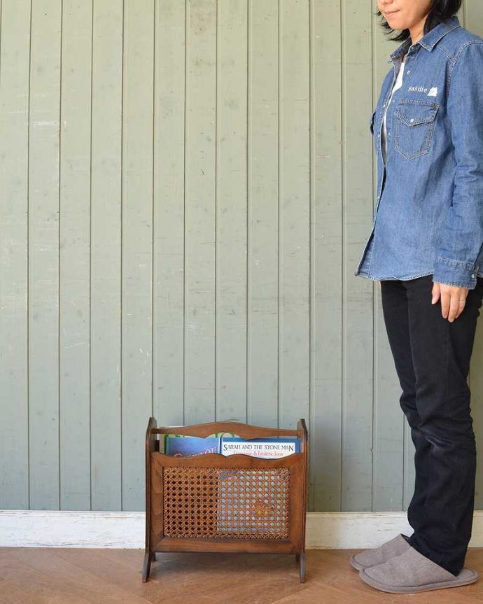 マガジンラック　アンティーク家具　綺麗な編み目がアクセントになる、持ち手付きのアンティークマガジンラック。使いやすさNo.1！便利なアンティークどこのお家でも使っているマガジンラックも、アンティークだったらデザインが素敵だから、なんだかオシャレに使えます。(j-2088-f)