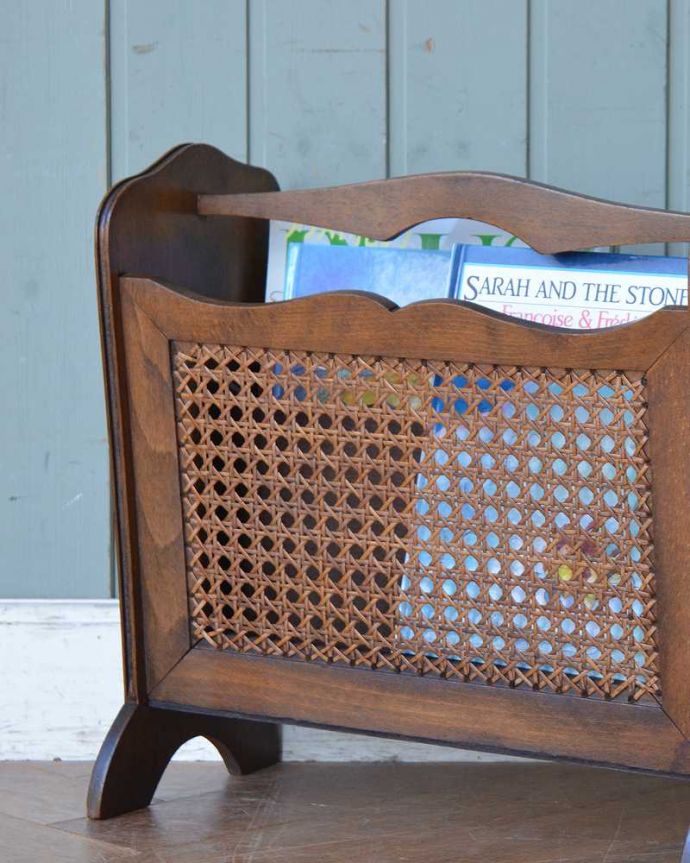 マガジンラック　アンティーク家具　綺麗な編み目がアクセントになる、持ち手付きのアンティークマガジンラック。ちょっと置いておきたい…をキレイに収納新聞や雑誌など、ついついテーブルの上に置いてしまって雑多に見えるものが、コレさえあればキレイに収納出来てお部屋もスッキリ見えるんです。(j-2088-f)