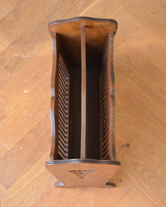 マガジンラック　アンティーク家具　綺麗な編み目がアクセントになる、持ち手付きのアンティークマガジンラック。雑誌を入れる部分もキレイに修復しましたアンティークは新品ではないので経年変化によるキズはありますが、専門の職人がキレイにお直ししました。(j-2088-f)