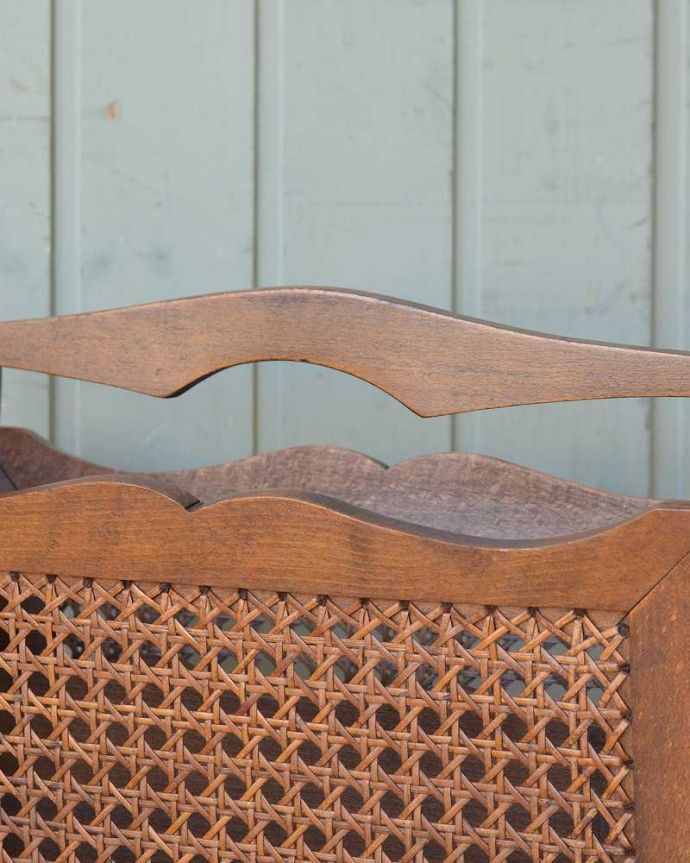 マガジンラック　アンティーク家具　綺麗な編み目がアクセントになる、持ち手付きのアンティークマガジンラック。持ち手がついているので持ち運びもらくらく！。(j-2088-f)