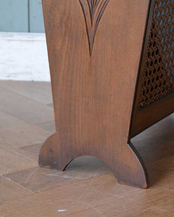 マガジンラック　アンティーク家具　綺麗な編み目がアクセントになる、持ち手付きのアンティークマガジンラック。持ち上げなくても移動ラクラクHandleのアンティーク家具の足の裏にはフェルトキーパーをお付けしています。(j-2088-f)