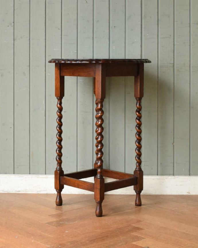 アンティークのテーブル　アンティーク家具　ツイスト脚が美しいアンティークの英国家具、オケージョナルテーブル。しっかり修復しました！アンティークは新品ではないので、もちろん経年変化によるキズはありますが、専門の職人がしっかり修復してあるのでキレイです。(j-2089-f)
