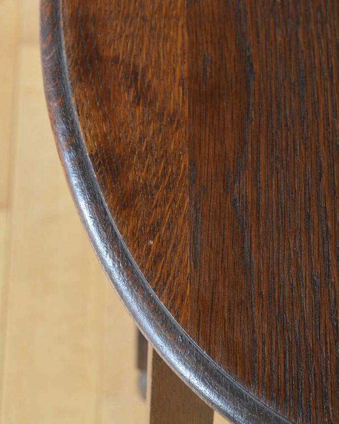 アンティークのテーブル　アンティーク家具　ツイスト脚が美しいアンティークの英国家具、ティーテーブルにもなるオケージョナルテーブル。いろいろ便利に使えます。(j-2090-f)