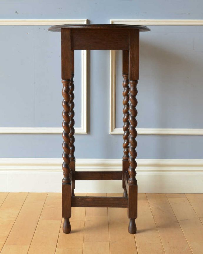 アンティークのテーブル　アンティーク家具　ツイスト脚が美しいアンティークの英国家具、ティーテーブルにもなるオケージョナルテーブル。しっかり修復しました！アンティークは新品ではないので、もちろん経年変化によるキズはありますが、専門の職人がしっかり修復してあるのでキレイです。(j-2090-f)