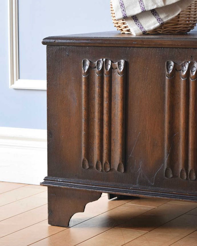 ブランケットボックス・収納ボックス　アンティーク家具　収納しながらベンチやテーブルにもなる便利なアンティーク家具、コンパクトサイズのコファ。アンティークらしい彫りの美しさが魅力豪華な彫りの美しさがアンティークらしい雰囲気。(j-2091-f)