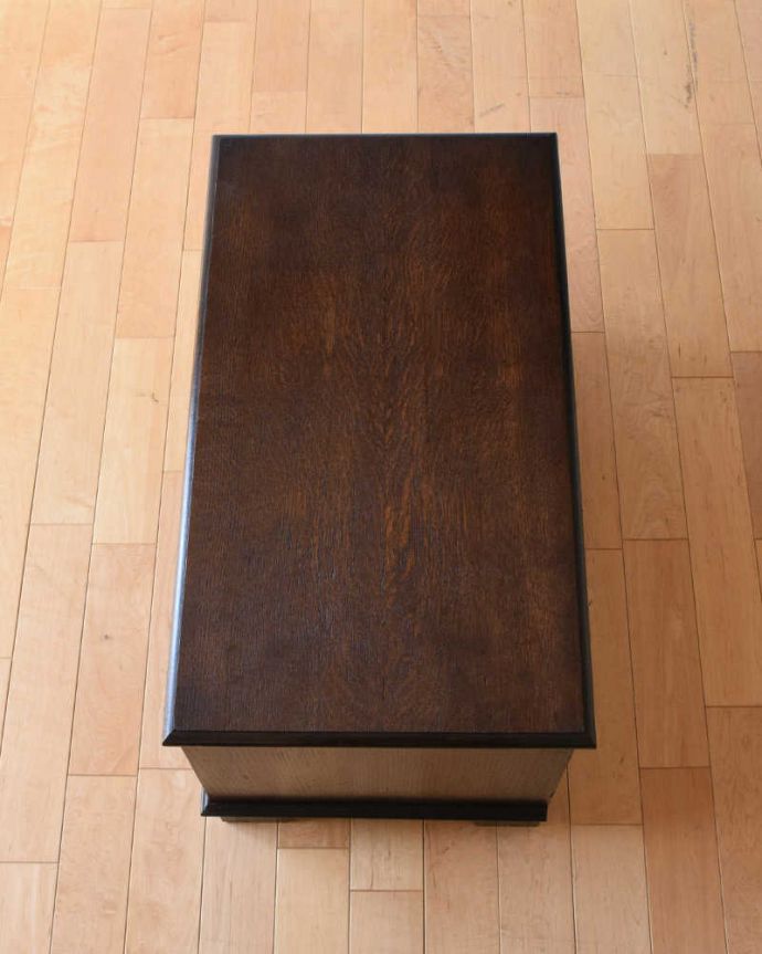 ブランケットボックス・収納ボックス　アンティーク家具　収納しながらベンチやテーブルにもなる便利なアンティーク家具、コンパクトサイズのコファ。天板もピカピカに仕上げました一番目立つ場所だから、修復の時、天板もキレイに仕上げました。(j-2091-f)