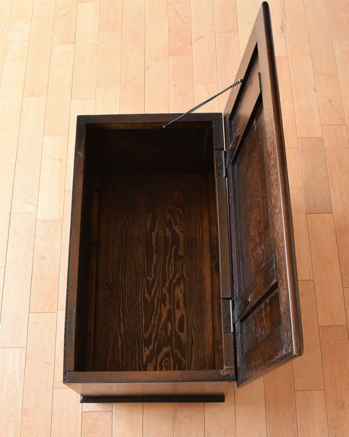 ブランケットボックス・収納ボックス　アンティーク家具　収納しながらベンチやテーブルにもなる便利なアンティーク家具、コンパクトサイズのコファ。フタを開くと･･･本やクッション、ブランケットなど、リビングで散らかっているものをたっぷり収納できます。(j-2091-f)