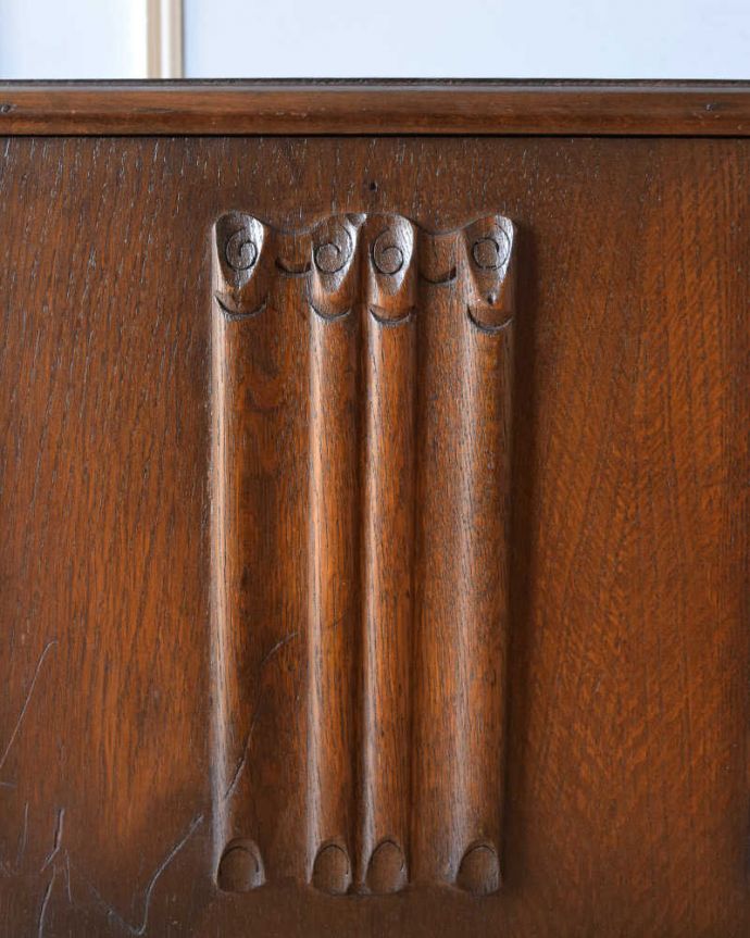 ブランケットボックス・収納ボックス　アンティーク家具　収納しながらベンチやテーブルにもなる便利なアンティーク家具、コンパクトサイズのコファ。繊細で美しい彫刻まだ機械がそんなに発達していない時代に、どうやって彫ったんでしょう･･･見事です。(j-2091-f)