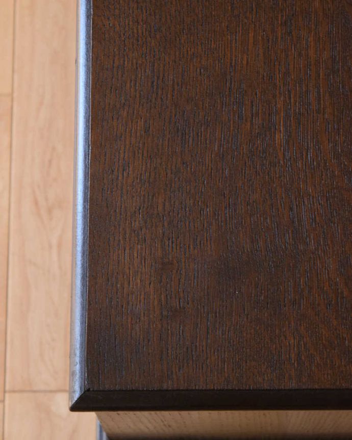 ブランケットボックス・収納ボックス　アンティーク家具　収納しながらベンチやテーブルにもなる便利なアンティーク家具、コンパクトサイズのコファ。近くで見ると･･･テーブル代わりにも使えるコファ。(j-2091-f)