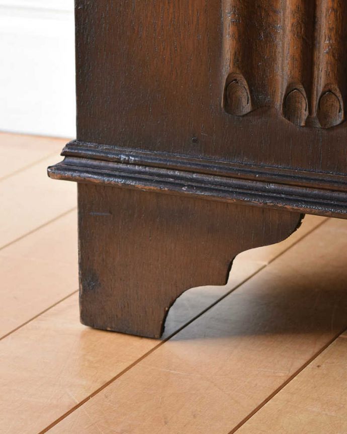 ブランケットボックス・収納ボックス　アンティーク家具　収納しながらベンチやテーブルにもなる便利なアンティーク家具、コンパクトサイズのコファ。女性1人でラクラク運べちゃう仕掛けHandleのアンティークは、脚の裏にフェルトキーパーをお付けしています。(j-2091-f)