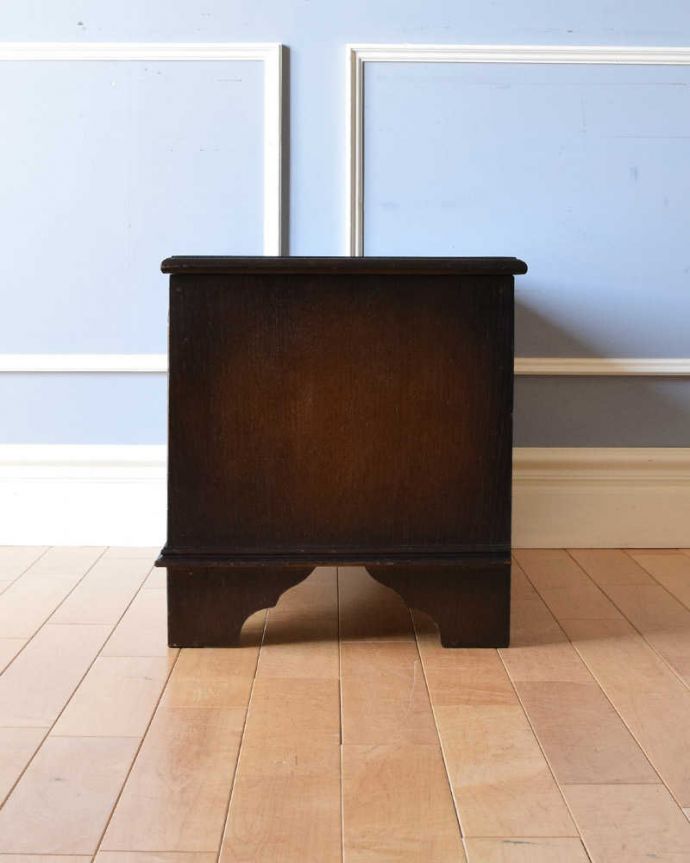 ブランケットボックス・収納ボックス　アンティーク家具　収納しながらベンチやテーブルにもなる便利なアンティーク家具、コンパクトサイズのコファ。横から見てもキレイですもちろん、横顔だってキレイ！どこから見ても絵になります。(j-2091-f)