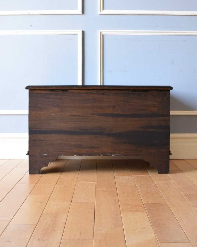 ブランケットボックス・収納ボックス　アンティーク家具　収納しながらベンチやテーブルにもなる便利なアンティーク家具、コンパクトサイズのコファ。後ろ姿も見て下さい。(j-2091-f)