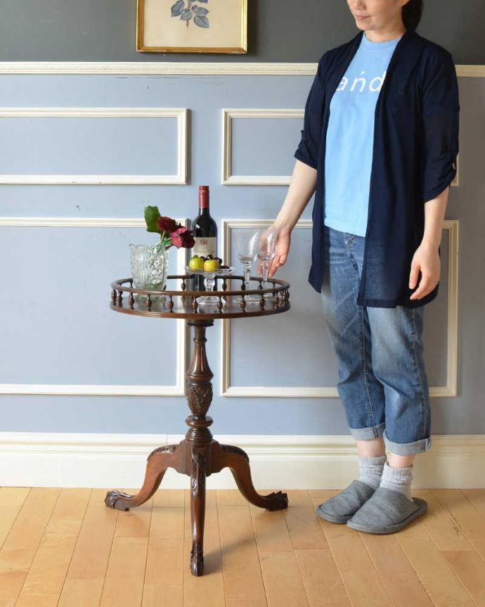 アンティークのテーブル アンティーク家具 美しい装飾が魅力のアンティーク家具、小さなワインテーブル。移動もラクラクどこでも使える小さなテーブル持ち運び便利なワインテーブル。(j-2092-f)